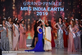 A Walk Of Glamour On Stage with Mrs India Earth 2019