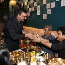शिव शास्त्री बलबोआ की टीम ने रखी शानदार दावत ! अनुपम खेर, नीना गुप्ता और फिल्म की पूरी स्टार कास्ट ने मुंबई के डब्बावालो को परोसा एक प्यार भरा भोजन !