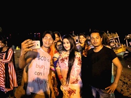Shikha Mishra The Dhadkan Girl Takes Selfie With Fans On Chhath Pooja