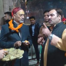 Ashish Goswami  felicitates Bollywood Producer – Director Alok Shrivastava at banke bihari temple Vrindavan Mathura